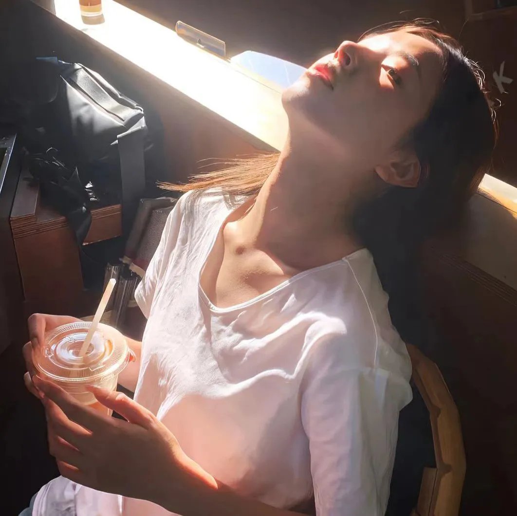 隔壁的吸血鬼美眉